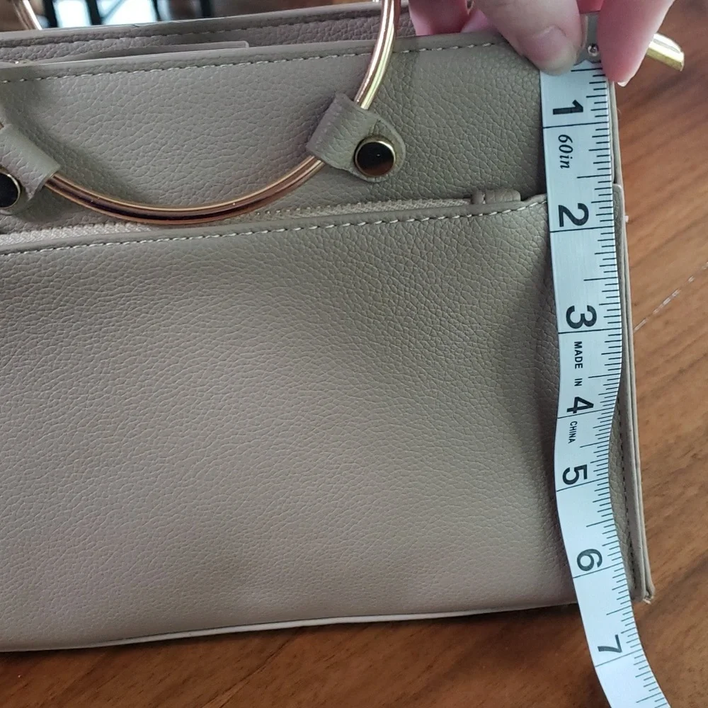 NWOT Crossbody purse with attachable strap - Picture 6 of 9